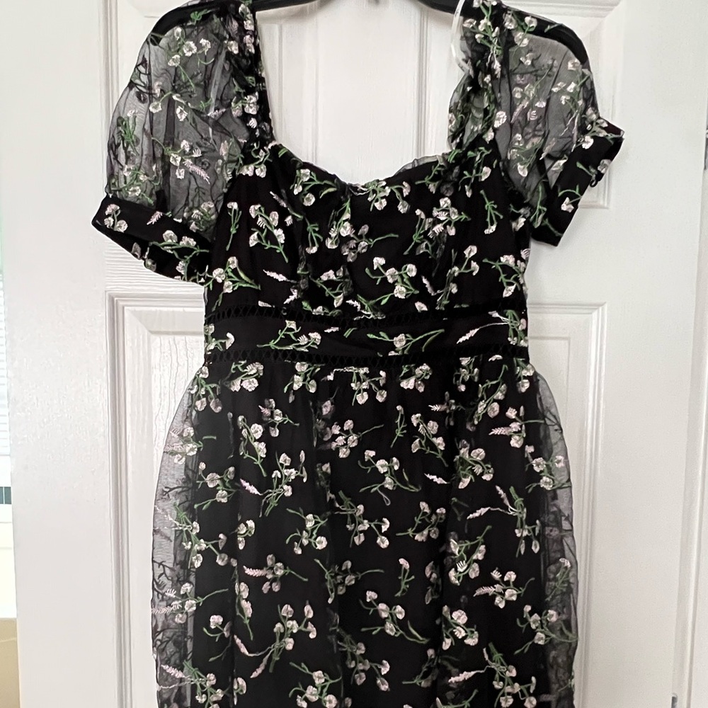 Cute floral dress made by Lulus. Great quality and only worn once.